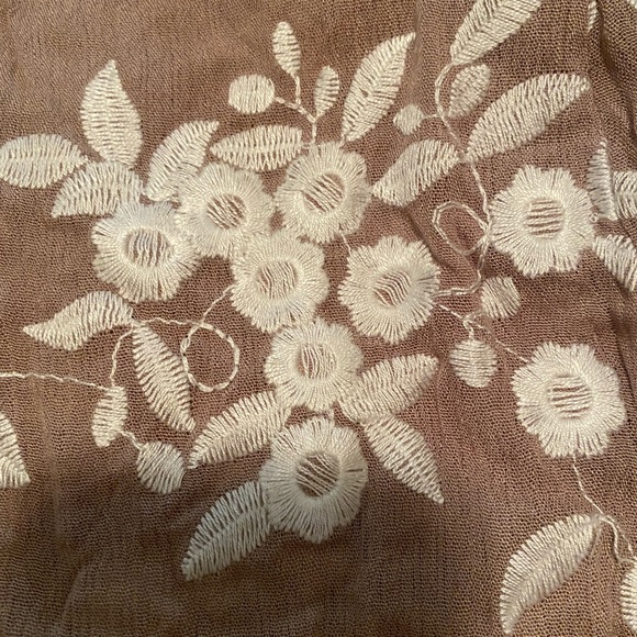 NWT Sadie & Sage top with embroidered flowers - Picture 5 of 10